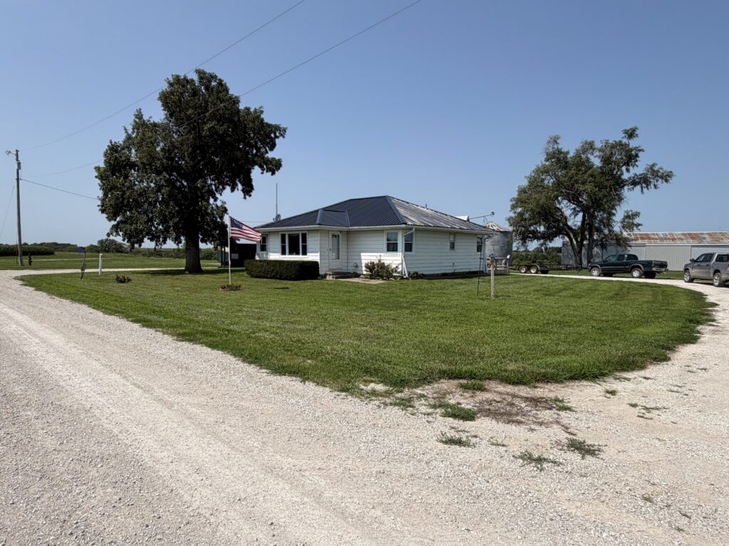 Dwelling and lane, McDonald Farm, 272 acres, Wapello County, Iowa