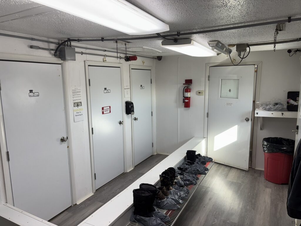 Ceylon MN 3,200 Head Sow Farm, shower room