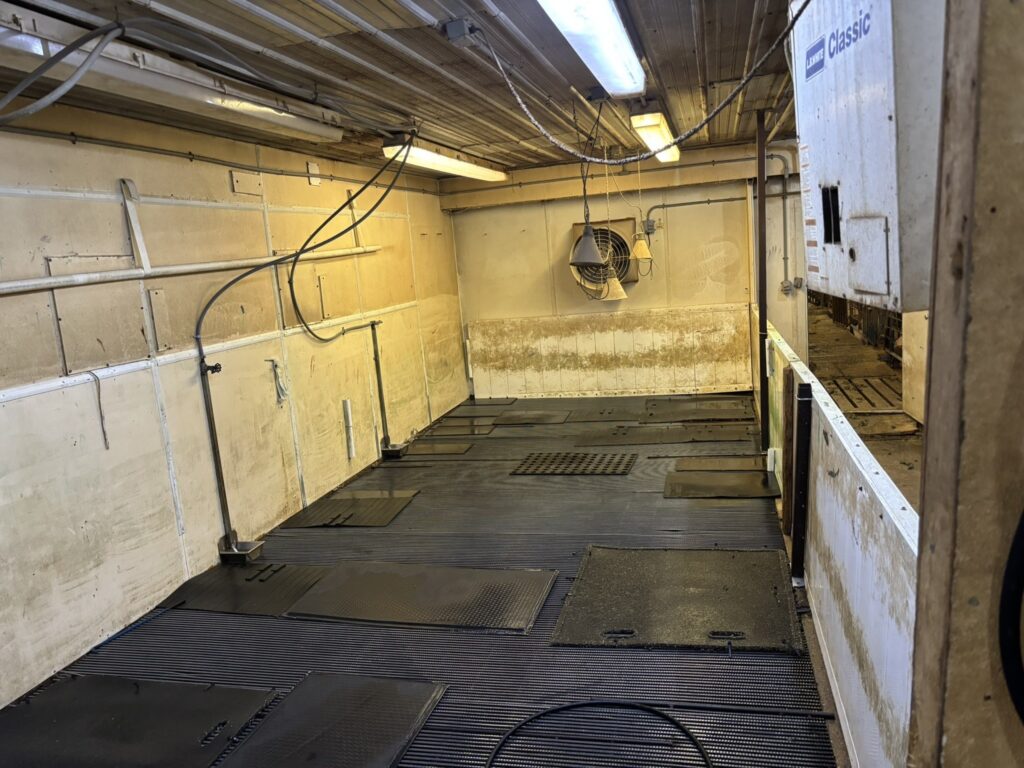 Welcome MN 3,200 Head Sow Farm, loadout holding room